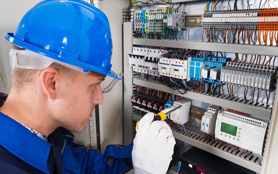 besoin d'un électricien Plaisir
