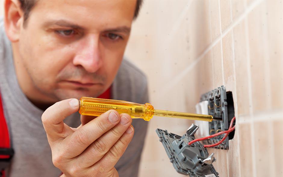 besoin d'un électricien Plaisir